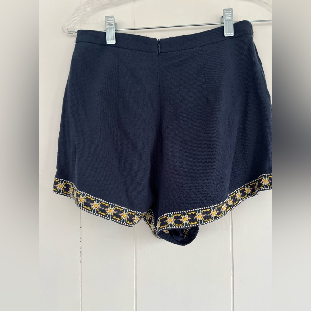 NWT The Clothing Company Embroidered Shorts Size Small - Picture 6 of 10